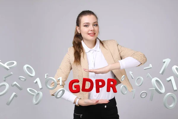 Gdpr Konzeptbild. allgemeine Datenschutzbestimmungen, den Schutz personenbezogener Daten. junge Frau arbeitet mit Informationen. — Stockfoto