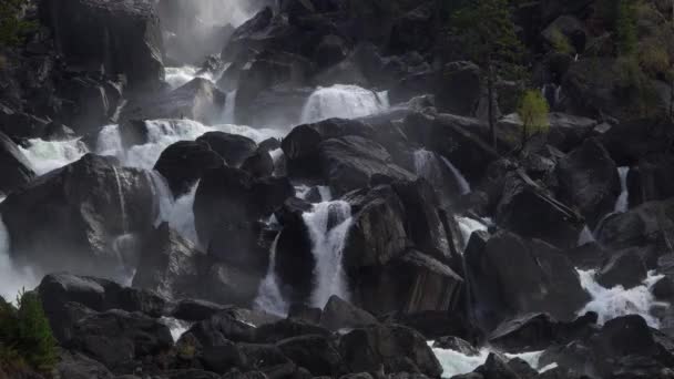 Mächtiger Wasserfall uchar. Altai, Sibirien, Russland. — Stockvideo