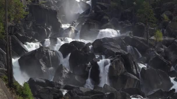 Mächtiger Wasserfall uchar. Altai, Sibirien, Russland. — Stockvideo