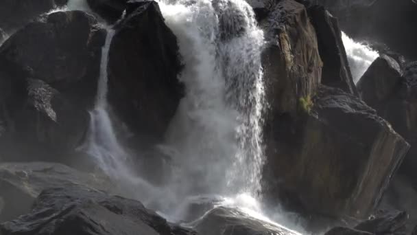 強力なカスケード滝ウカー。アルタイ山脈、シベリア、ロシア. — ストック動画