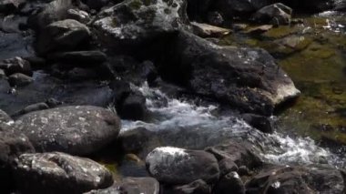 Güçlü çağlayan şelale Uchar. Altai dağları, Sibirya, Rusya.