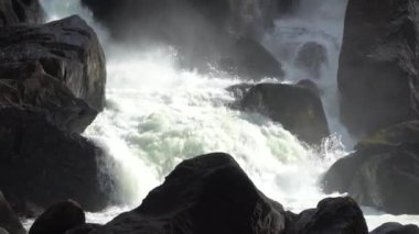 Güçlü çağlayan şelale Uchar. Altai dağları, Sibirya, Rusya.