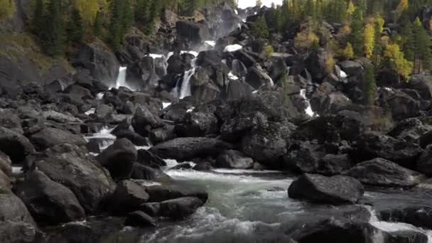 Güçlü çağlayan şelale Uchar. Altai dağları, Sibirya, Rusya. — Stok video