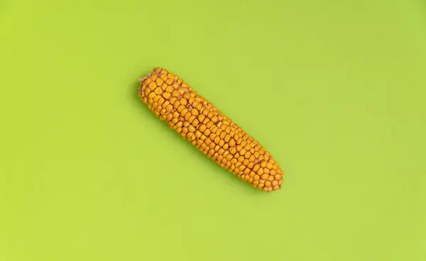 Kuru sarı mısır, mısır gevreği sebzeleri, yeşil arka planda izole edilmiş.. — Stok fotoğraf
