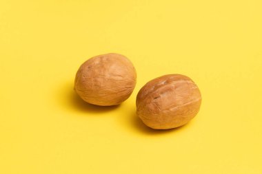 Sarı arka planda lezzetli cevizler.