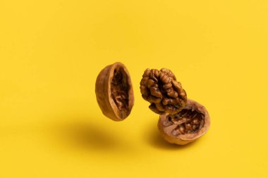 Sarı arka planda nefis uçan ceviz.