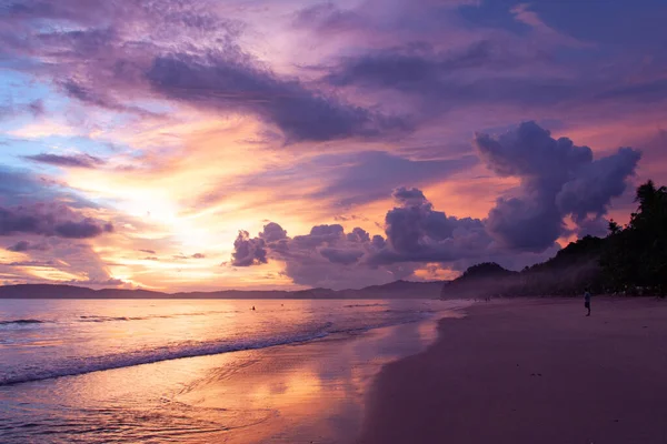 Hermoso cielo sobre el paisaje de playa con vista al mar, nubes y olas. Composición de belleza natural . — Foto de Stock
