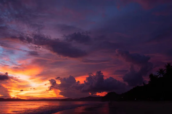 Hermoso cielo sobre el paisaje de playa con vista al mar, nubes y olas. Naturaleza belleza composición . — Foto de Stock