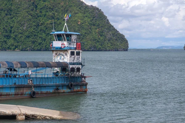 KOH LANTA, TAILANDIA - 31 DE AGOSTO DE 2013: Barco de ferry que transporta pasajeros al puerto de la isla de Koh Lanta . — Foto de Stock