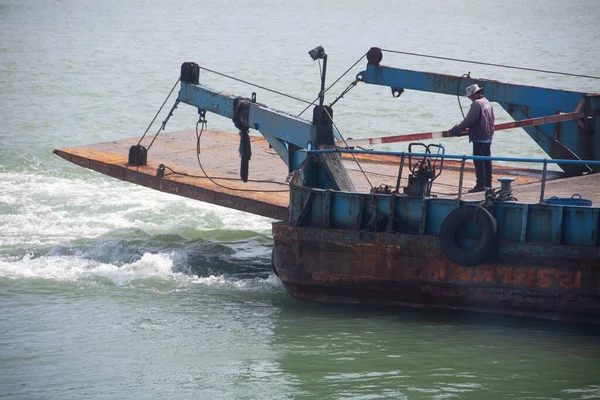 KOH LANTA, TAILANDIA - 31 DE AGOSTO DE 2013: Barco de ferry despegando en el puerto de la isla de Lanta . — Foto de Stock
