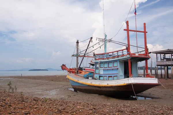Balıkçı teknesi ve ahşap ev alçak gelgit sahilinde, Lanta Adası, Tayland. — Stok fotoğraf