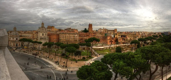 Vista panorâmica dos Fóruns Romanos de Monumento Nazionale a Vittorio Emanuele II. Janeiro de 2014 . — Fotografia de Stock