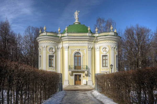 O Hermitage no jardim paisagístico inglês. Parque Kuskovo. Moscovo, Rússia. Março, 2015 . — Fotografia de Stock