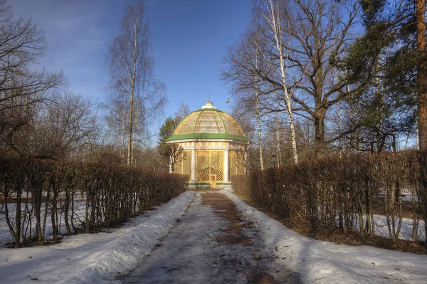 Kuskovo Park (kasada kuşlar için) büyük kuş kafesi. 