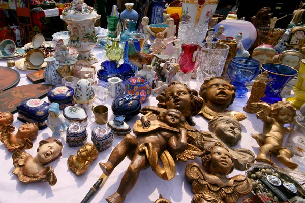 Avusturya, Viyana 'da bit pazarı (Flohmarkt am Naschmarkt). Nisan 2008.