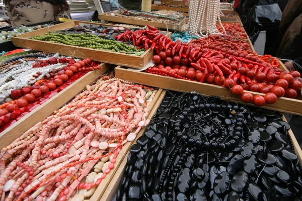 Avusturya, Viyana 'da bit pazarı (Flohmarkt am Naschmarkt). Nisan 2008.