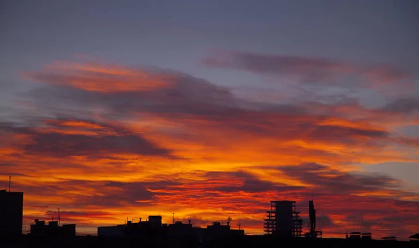 Amanecer temprano al amanecer. Nubes de color. Moscú, Rusia. diciembre, 2011 . — Foto de Stock