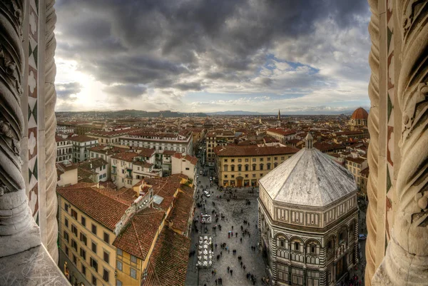 Pnoramic çan kulesi Santa Maria Dell Fiore, Duomo Floransa (Campanila by Giotto) (Kuzey) görüntüleyin. Ocak 2014