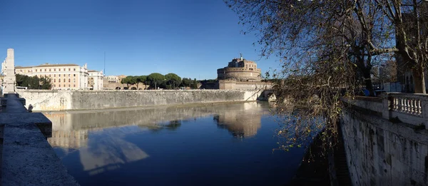 Vista panorâmica do castelo de Saint Angel e ponte sobre o rio Tibre em Roma, Itália. Janeiro de 2014 — Fotografia de Stock