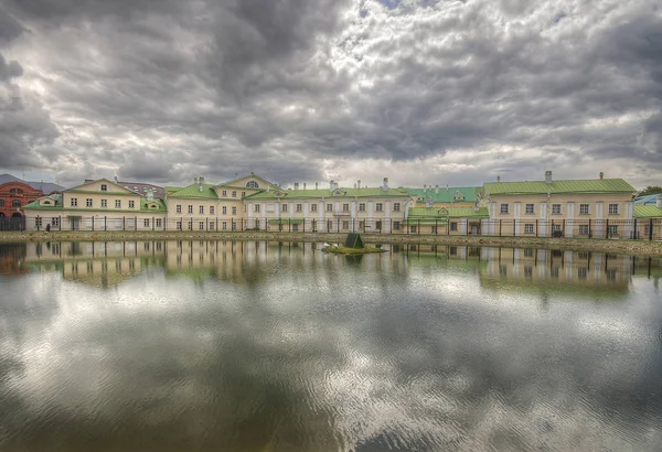 Praça central do conjunto arquitetônico da Trindade Sérgio Lavra em Sergiev Posad. Federação Russa . — Fotografia de Stock