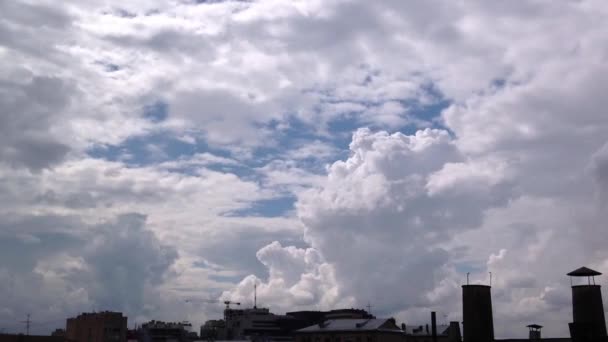 Cumulus bulutları ve güneş, Moskova Temmuz 2012. — Stok video