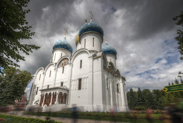 Dormition (varsayım) Katedrali (korkunç Ivan tarafından yaptırılan). Sergiev Posad Trinity Sergius Lavra mimari topluluğu. Rusya Federasyonu. Temmuz, 2015.