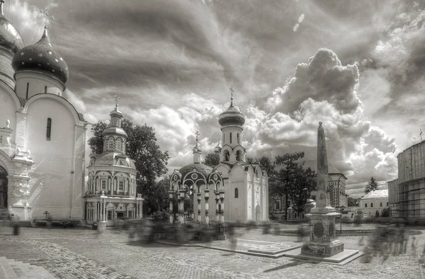 Plaza central del Conjunto Arquitectónico de la Trinidad Sergio Lavra en Sergiev Posad. Federación Rusa. julio, 2015 . — Foto de Stock