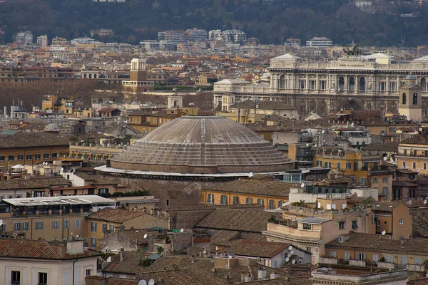 Ptačí pohled na Pantheon a budova nejvyššího soudu od Monumento Nazionale Vittorio Emanuele Ii. Řím, Itálie. Ledna, 2014. — Stock fotografie