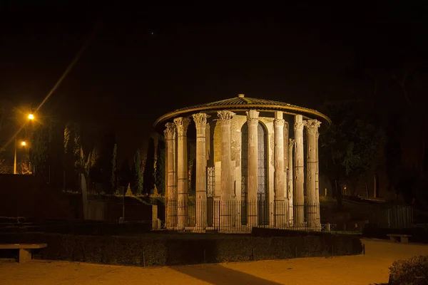 Tempio di Ercole Vincitore (Tempio Rotondo) gece manzarası. Roma, İtalya