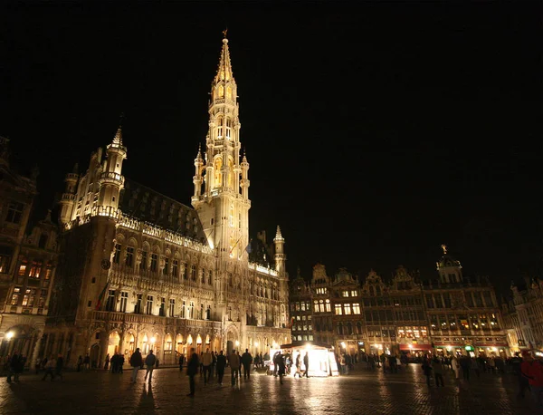 Grand Place Brüksel Belediye Binası gece sahnesi. Belçika. Ekim, 2007.