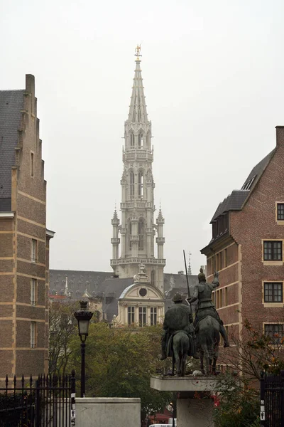 Пам'ятник Дон Кіхот і епітетами та тло ратуші на площі Гран-Плас. Брюссель, Бельгія. Жов 2007. — стокове фото