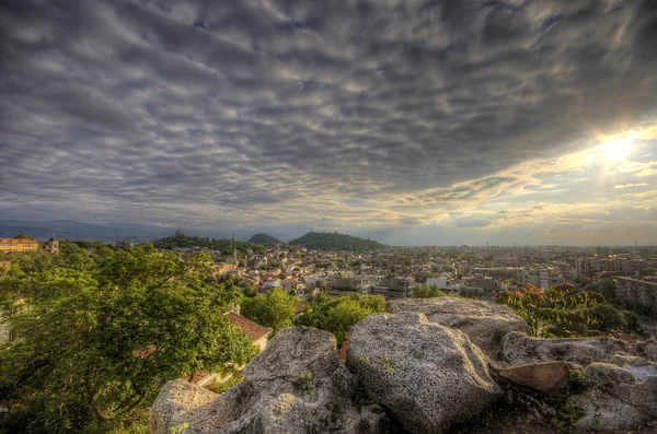 Panoramik görünümü (Batı) şehir Plovdiv, Bulgaristan üstünden. Mayıs, 2014