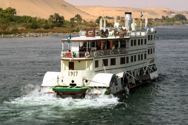 Nil Nehri yakınındaki Aswan, Mısır eski gemide. Ocak, 2005