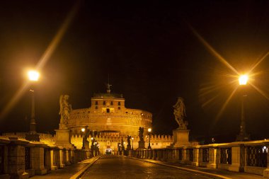 Gece panoramik Saint melek Kalesi ve Tiber Nehri Roma, İtalya üzerinde köprü. Ocak 2014