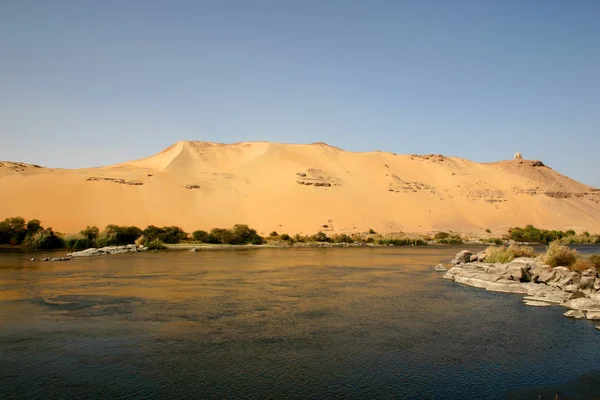 Kumul yakınındaki Aswan, Mısır Nil Nehri'nin, tipik yatay. Ocak, 2005