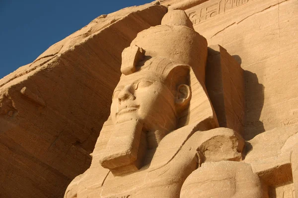 在大庙的阿布辛波古庙的埃及和苏丹边界上伟大法老拉美西斯二世的雕像。2005 年 1 月，. — 图库照片