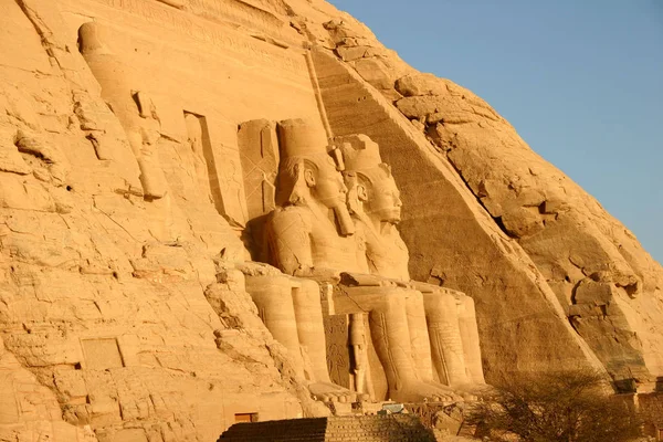 雕像的法老拉美西斯二世在大庙的阿布辛波古庙的埃及和苏丹边界上。2005 年 1 月，. — 图库照片