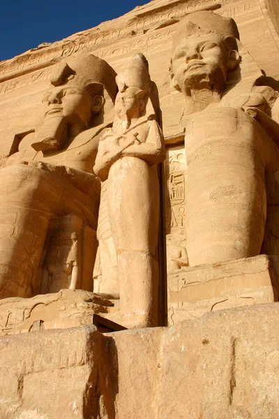雕像的法老拉美西斯二世和他的妻子在大庙的阿布辛波古庙的埃及和苏丹边界上。2005 年 1 月，. — 图库照片