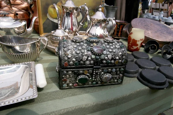 Olay yerinde bit pazarı (Flohmarkt 'm Naschmarkt) Viyana, Avusturya. Nisan, 2008.