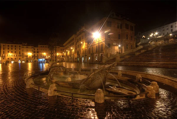 Wgląd nocy fontanna Barcaccia (Barcaccia), Schodów Hiszpańskich, piazza di Spagna. Rzym, Włochy, styczeń 2014 — Zdjęcie stockowe