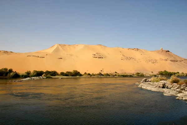 Paisaje típico con duna de arena del río Nilo cerca de Asuán, Egipto. Enero de 2005 — Foto de Stock