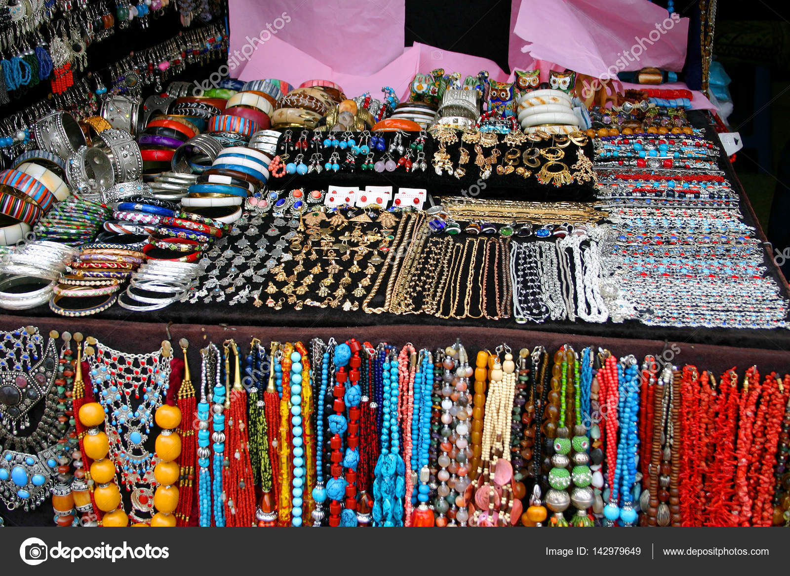 Un souvenir typique au marché aux puces de Sidi Bou Said, Tunisie. Juin