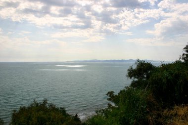 Bulutlu gökyüzü altında deniz sahnesi. Tunus, Haziran, 2006