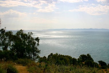 Bulutlu gökyüzü altında deniz sahnesi. Tunus, Haziran, 2006