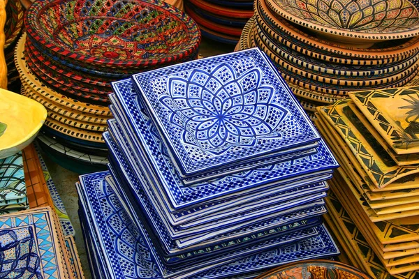 Bit pazarı Sidi Bou Said, Tunus için seramik Hediyelik eşya. Haziran, 2006