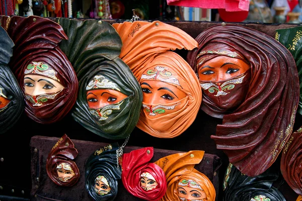 Máscaras de couro no mercado de pulgas em Sidi Bou Said, Tunísia. Junho, 2006 — Fotografia de Stock