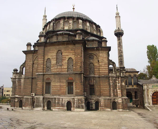 Cena da Mesquita Laleli, uma mesquita imperial otomana do século XVIII localizada em Laleli, Fatih, Istambul, Turquia. Novembro de 2002 . — Fotografia de Stock