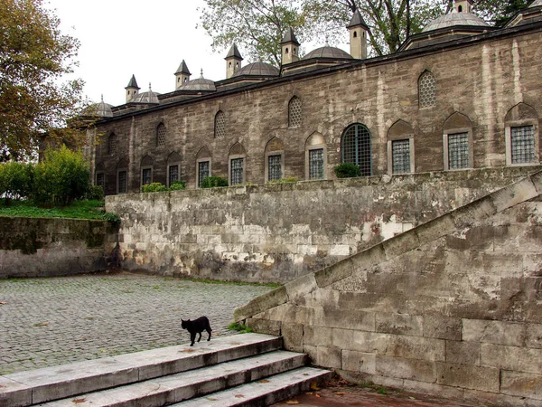 Vue typique sur la cour à Istanbul, Turquie — Photo