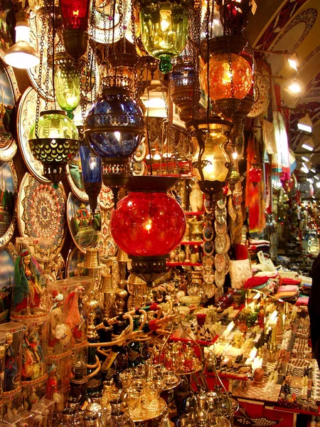 Typické suvenýry v Grand (Zlatý) Bazar v Istanbulu v Turecku, listopad 2002 — Stock fotografie
