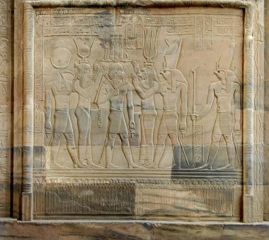Kom Ombo Tapınağı yakınındaki Aswan, Mısır Mısır tanrıları oyulmuş kabartmalı. Ocak, 2005,